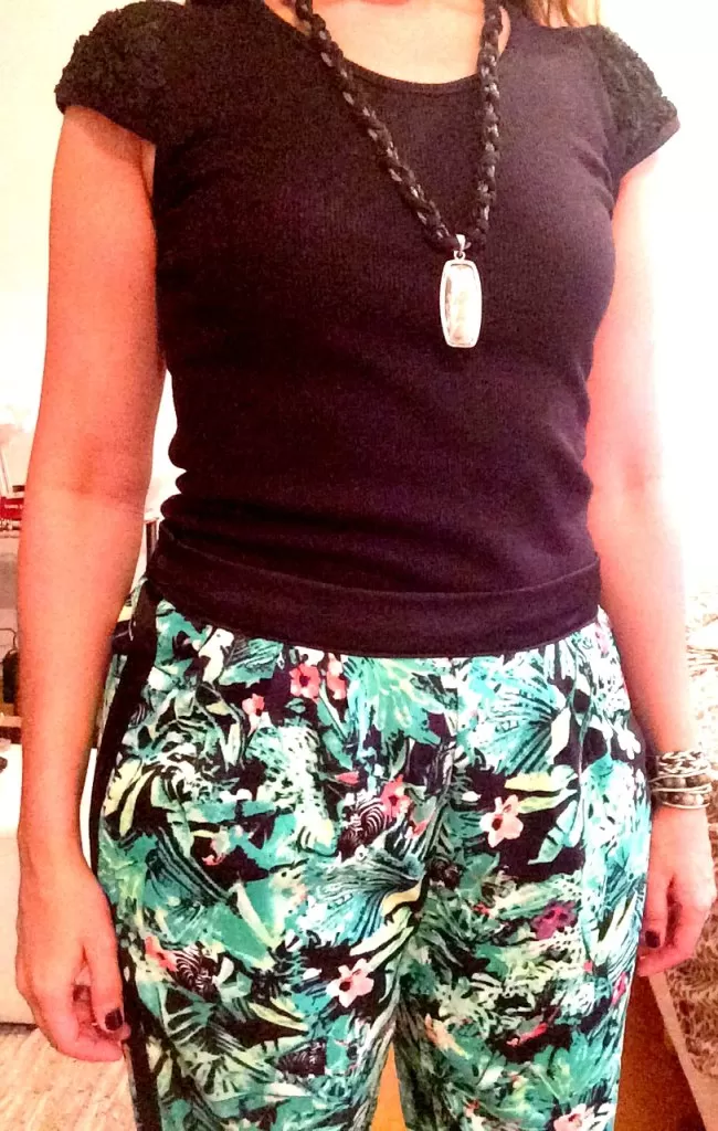 ldd-ootd-calca-estampada-blusa-preta-colar-cris-cardoso